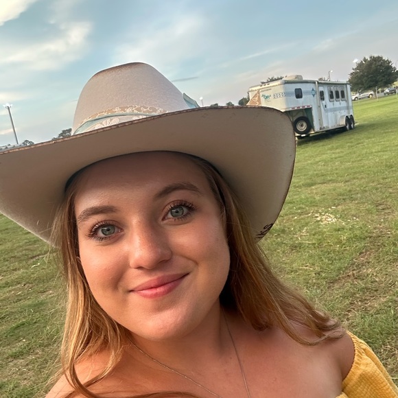 Meet your Posher, Madison - Picture 1 of 1